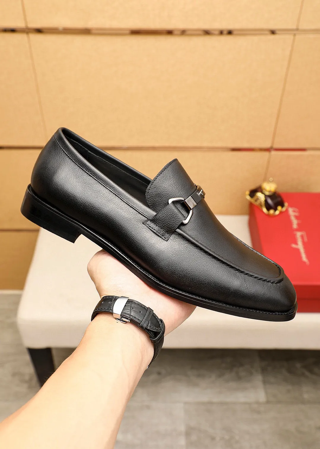 Men's shoes💰460💰 Product trademark: Ferragamo "Ferragamo" casual leather shoes Regular size: 38-44 (45🉑️customized) Product materials: Selected imported first-layer calfskin upper + luxury hardware buckle, imported water-dyed cow leather lining. Strong three-dimensional visual effect, original outsole Color: 3⃣️colors available